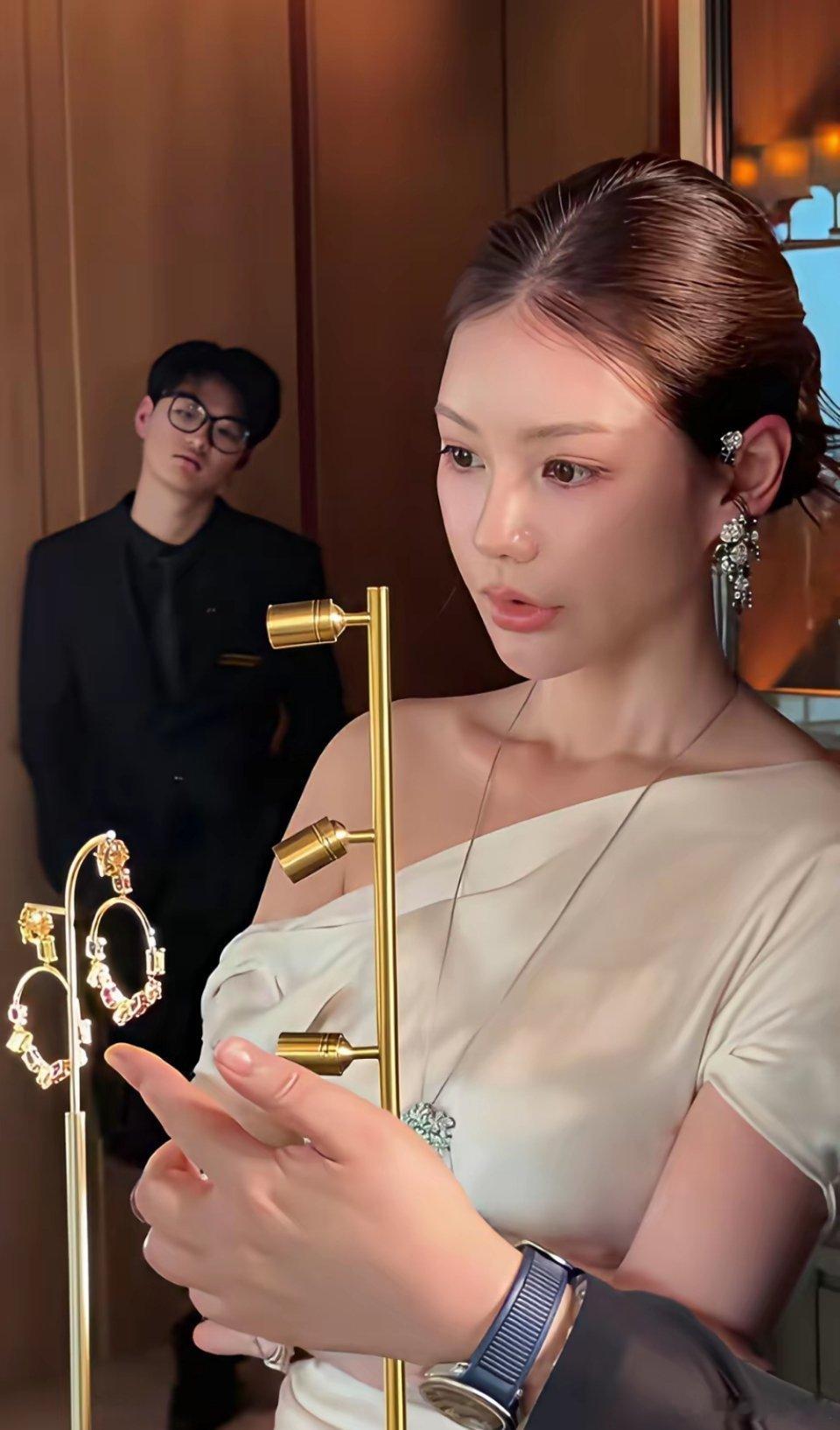 马筱梅受邀参加了一个珠宝展，不是女明星胜似女明星，太美了！刚生完孩子身材就恢复的