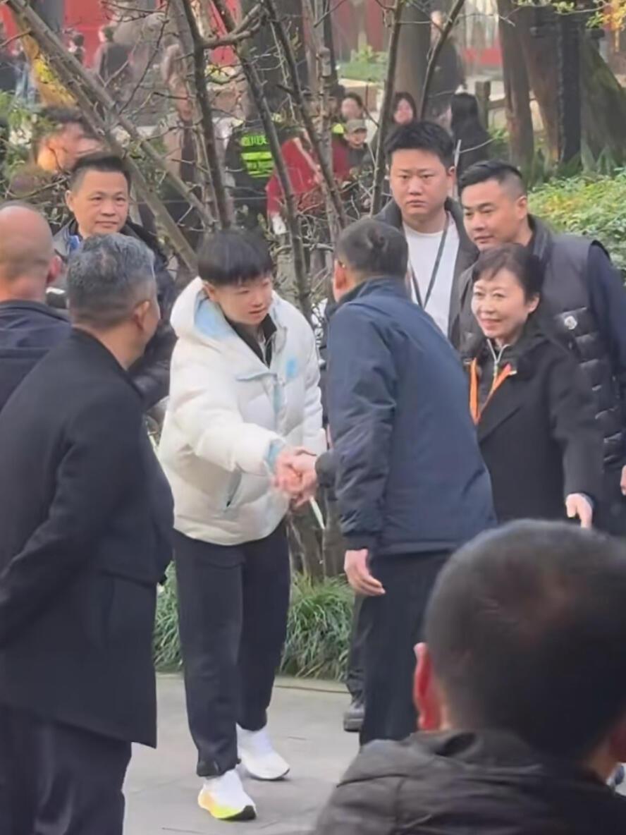 莎莎在成都，和领导握手，然后都让路给莎莎，让小姑娘走在前面，给足了敬意和尊重！