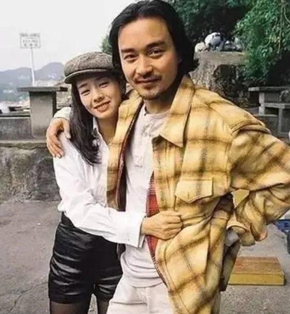 2003年，张国荣在跳楼前，曾约前女友毛舜筠喝下午茶，临别前张国荣拉住她的手说：