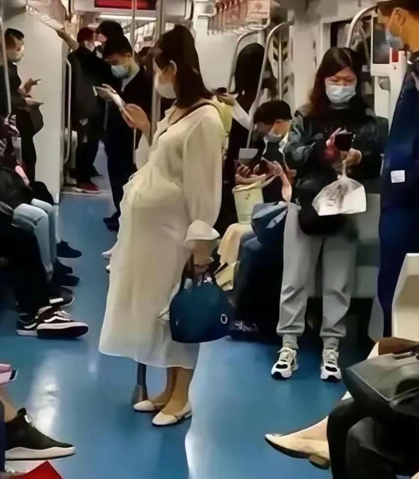 上海地铁孕妇久站蹲下，一句话让全车人羞愧反思昨天上海9号线地铁上，一个孕妇站