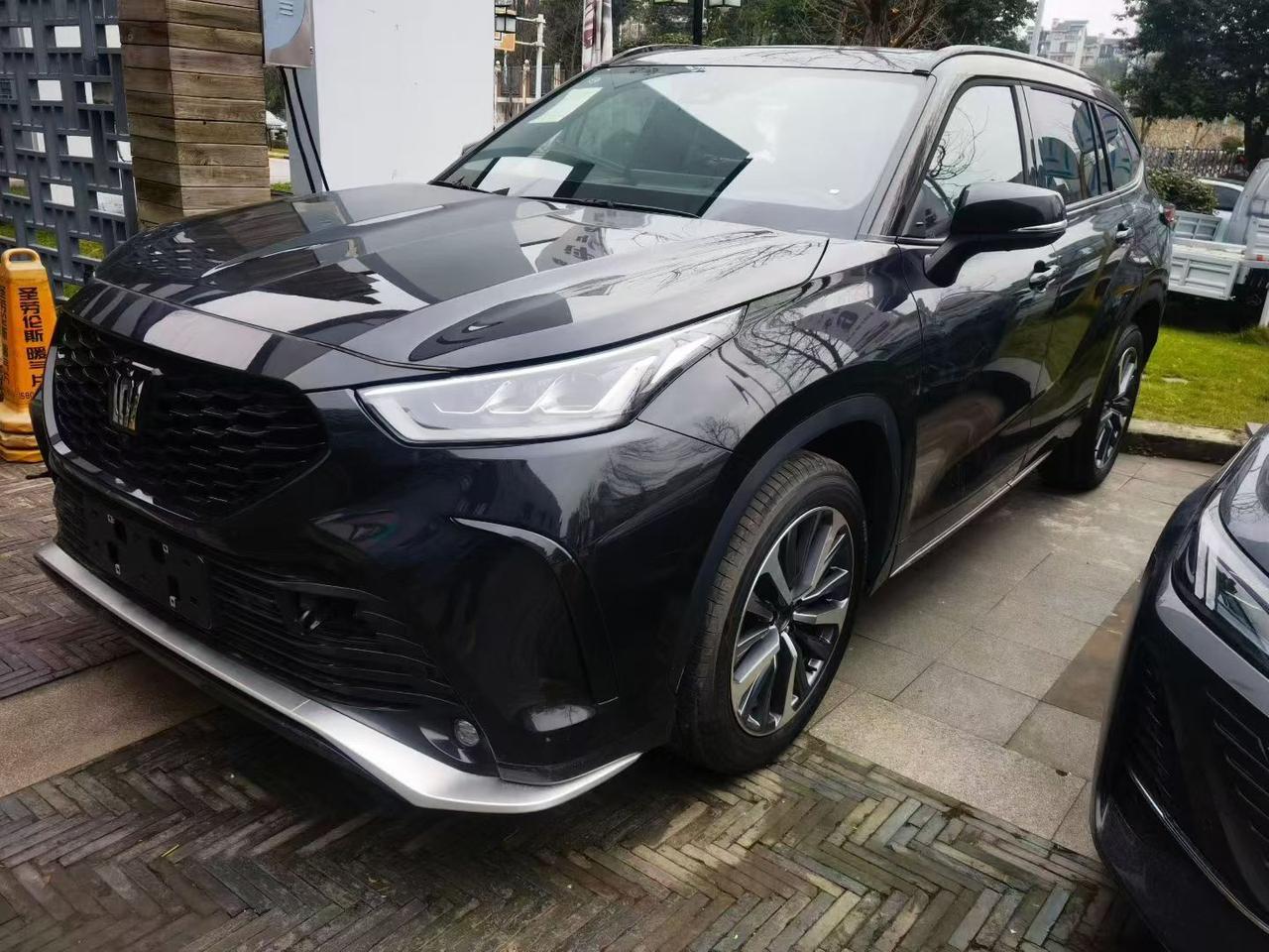 丰田皇冠陆放2.5L混动四驱七座尊贵指导价309800，鲨鱼鳍轻伤包修复​