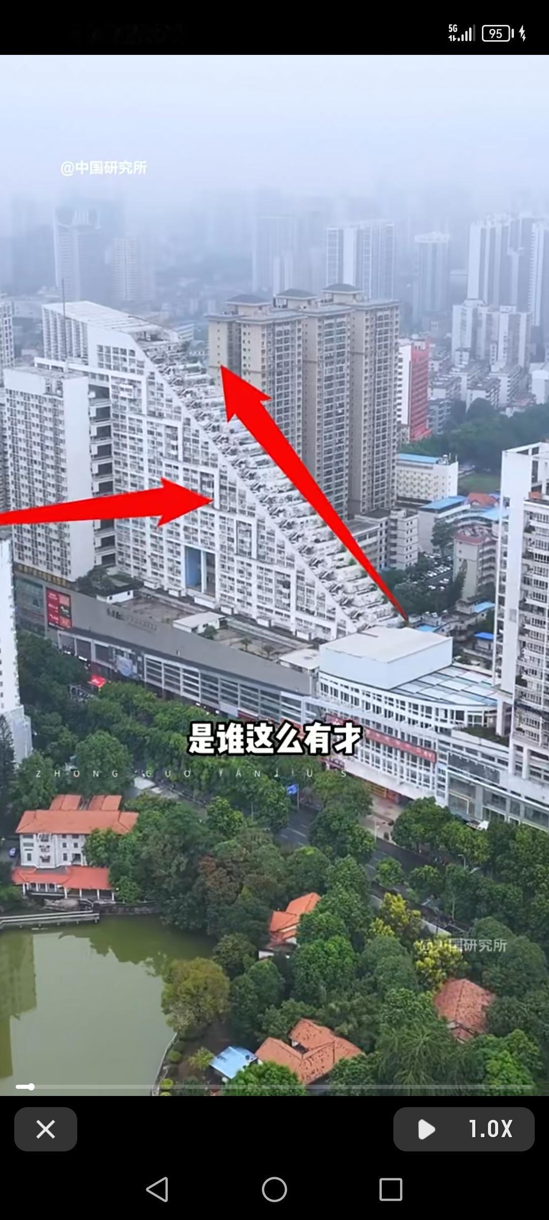 谁这么有才，竟然把房子设计成了楼梯形状！这独特的设计真让人眼前一亮。住在这样的房