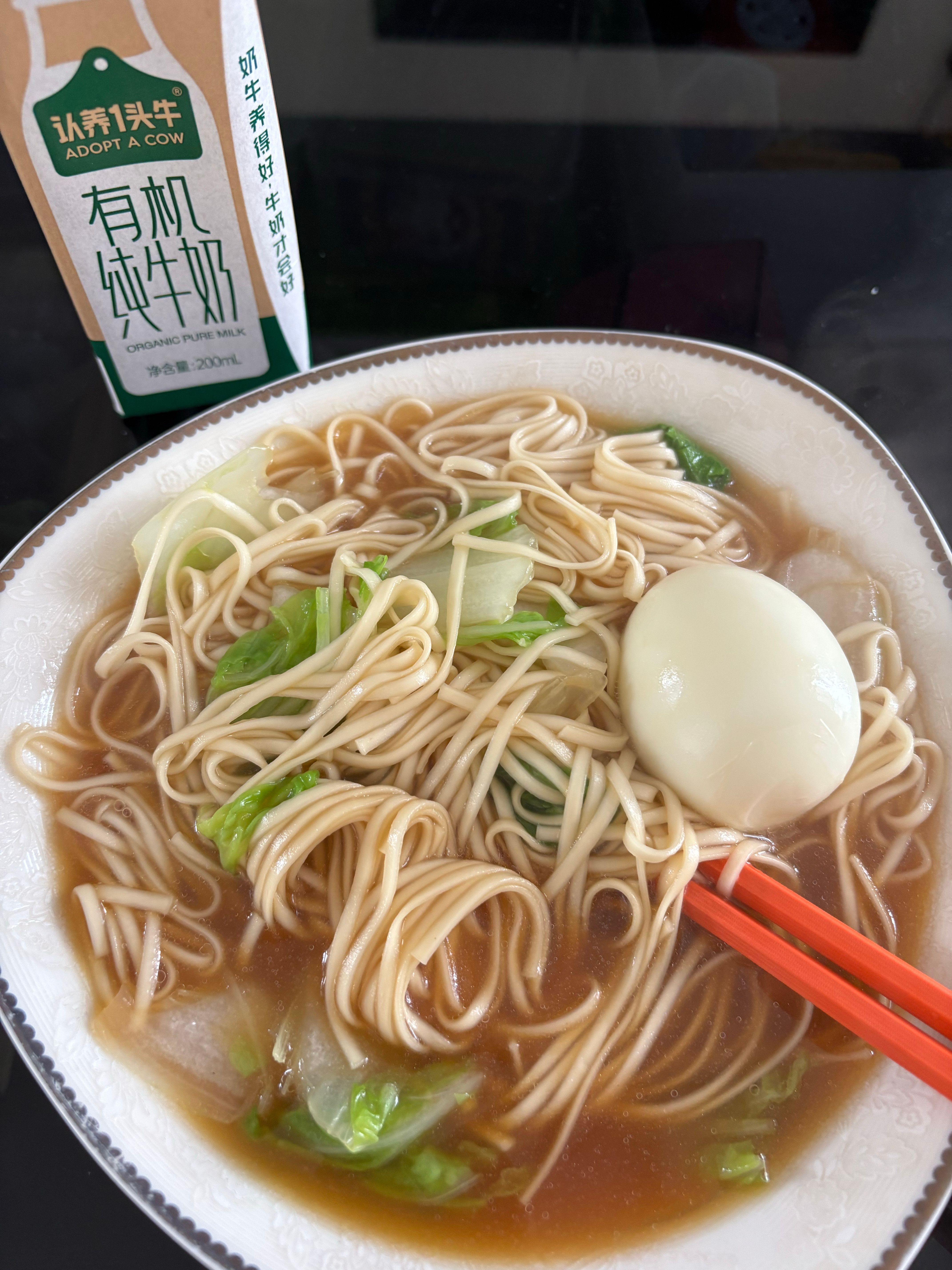 一个人的吃食真的好简单～挂面猪油一拌再加个青菜鸡蛋出锅🍜