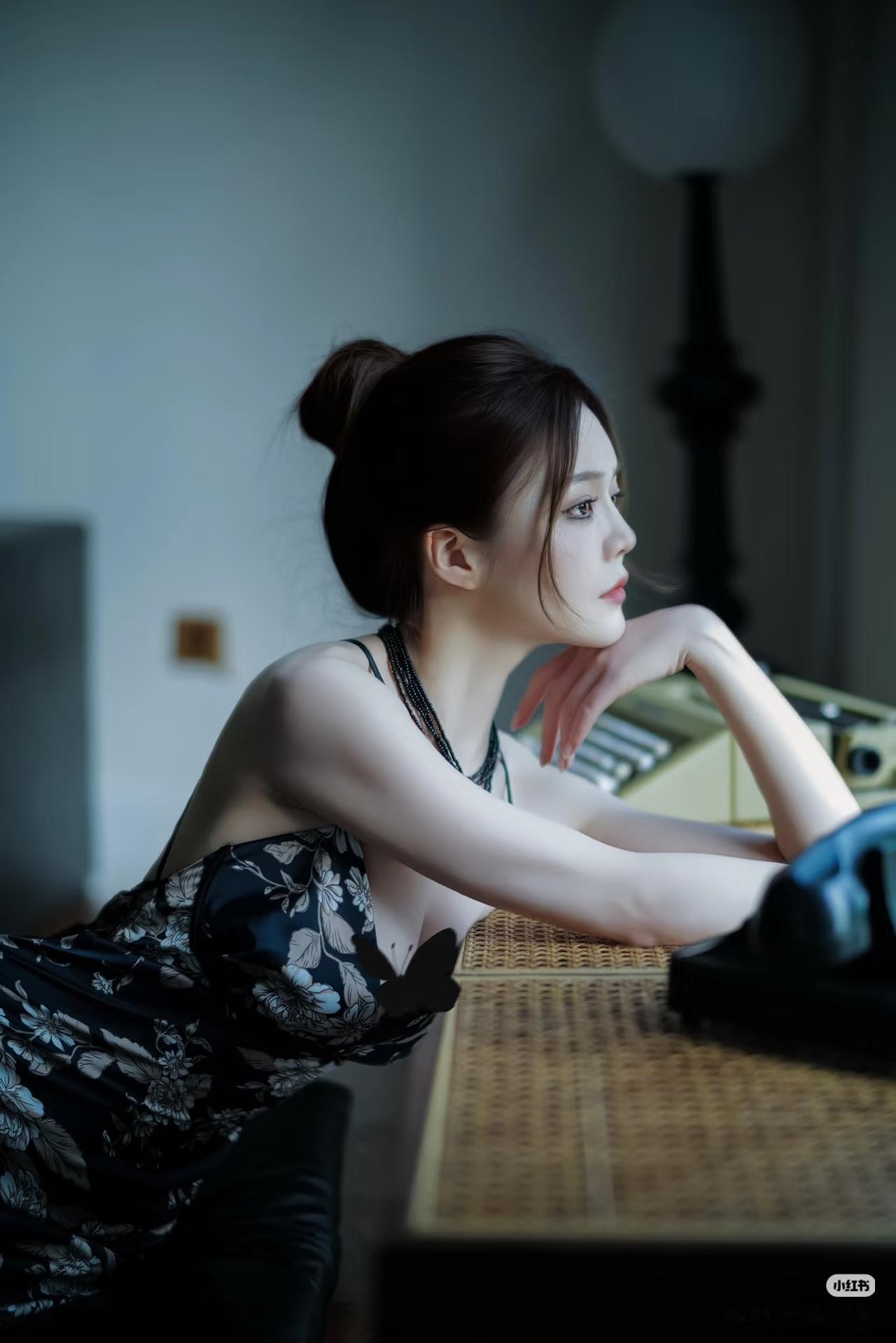 男生：老同学，现在结婚了吗？女生：还没有，怎么了？男生羞涩开口：那我