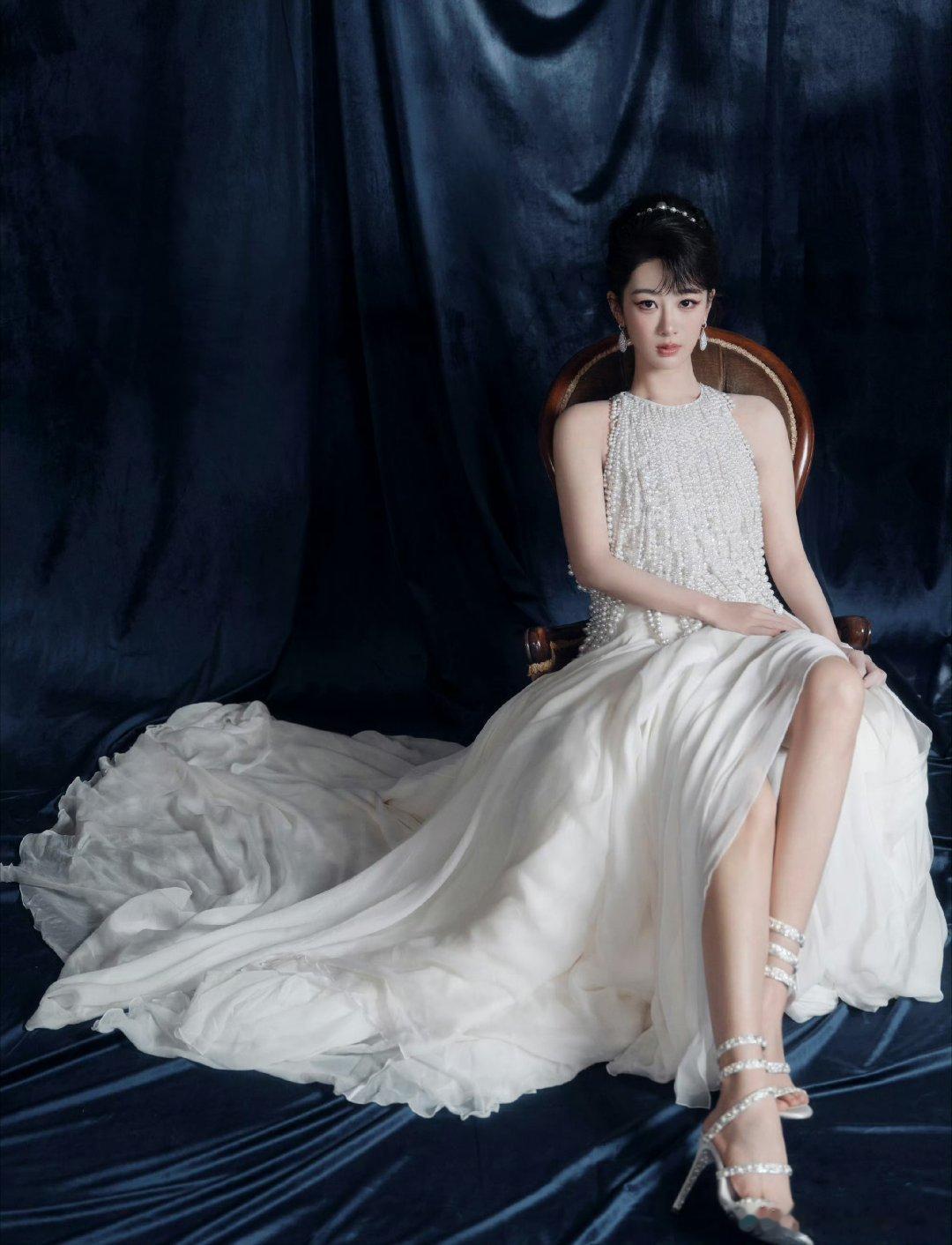 杨紫身穿GeorgesHobeika2023春夏高定搭配宝诗龙珠宝、Rene