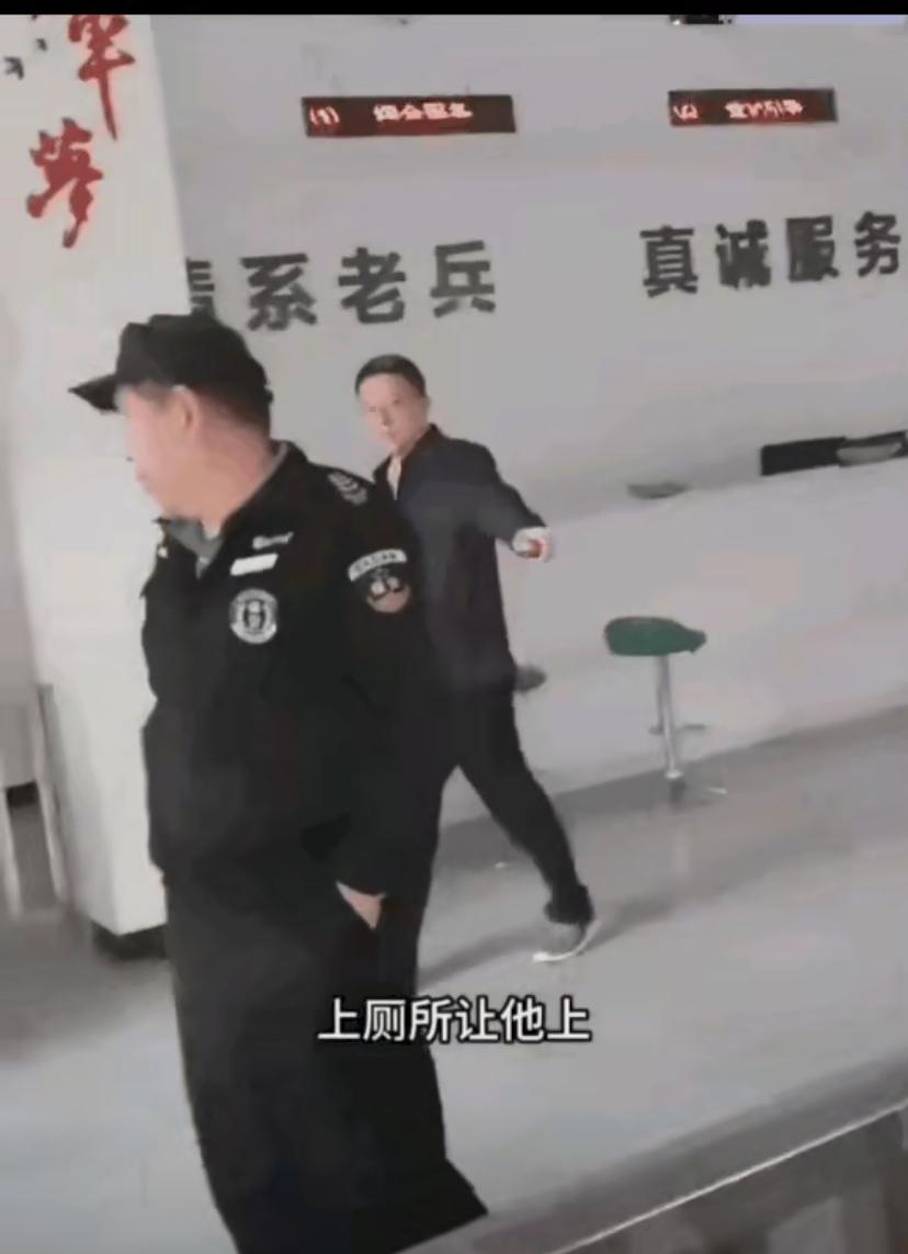 穿夹克的领导一句话救了自己！如今的他想必十分庆幸多此一言，他的领导也该对他心怀感