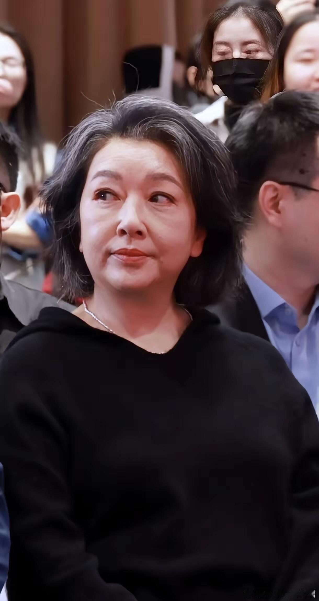 58岁江珊发量惊人，珊姐脸上有了几分王志文式的犀利