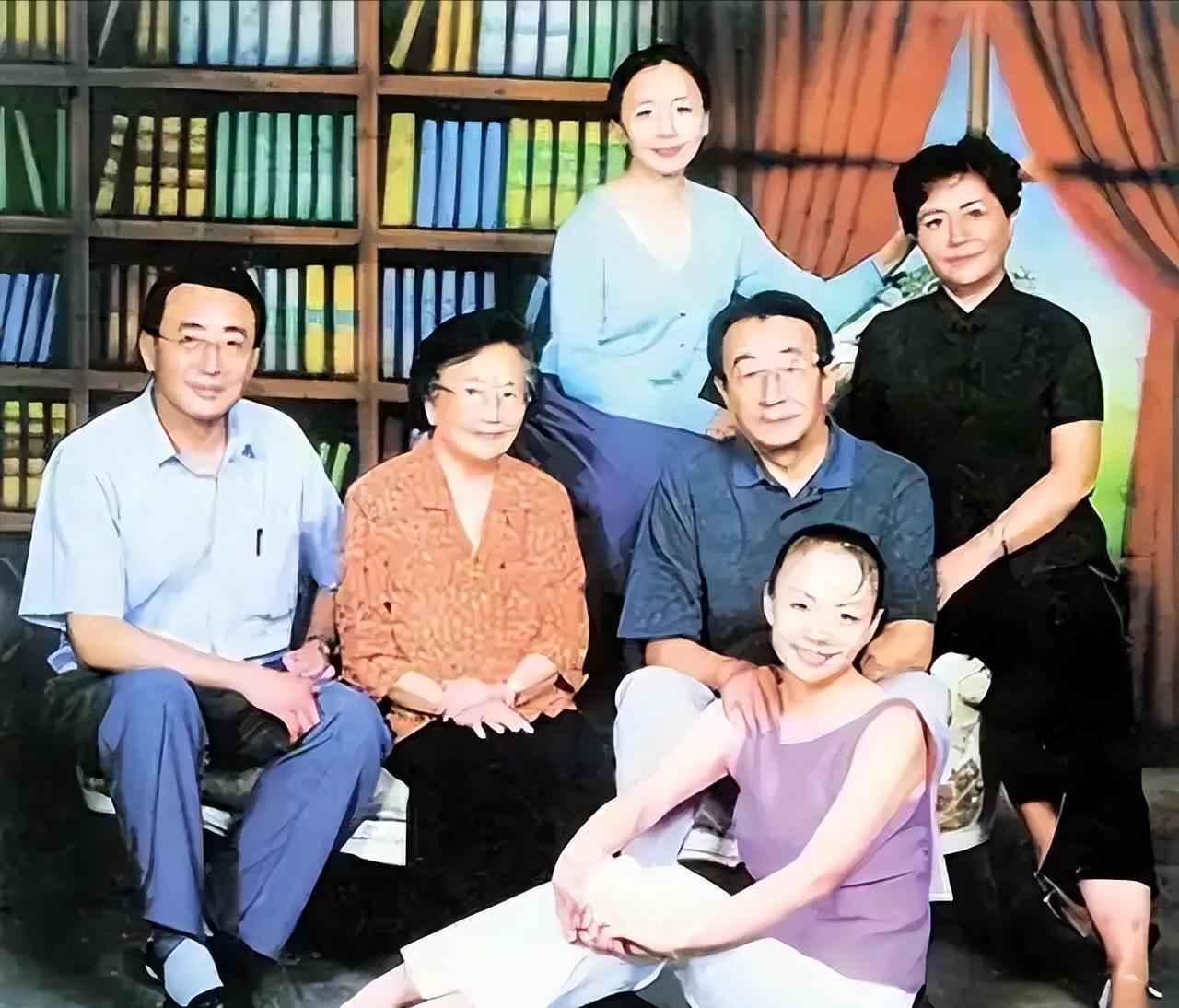 你知道吗，宋丹丹每接一个戏，都要先问一个人的意见。不是导演，不是制片。是她那