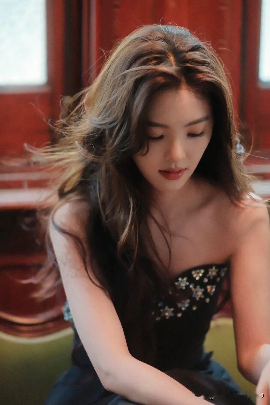 甜美女神章若楠