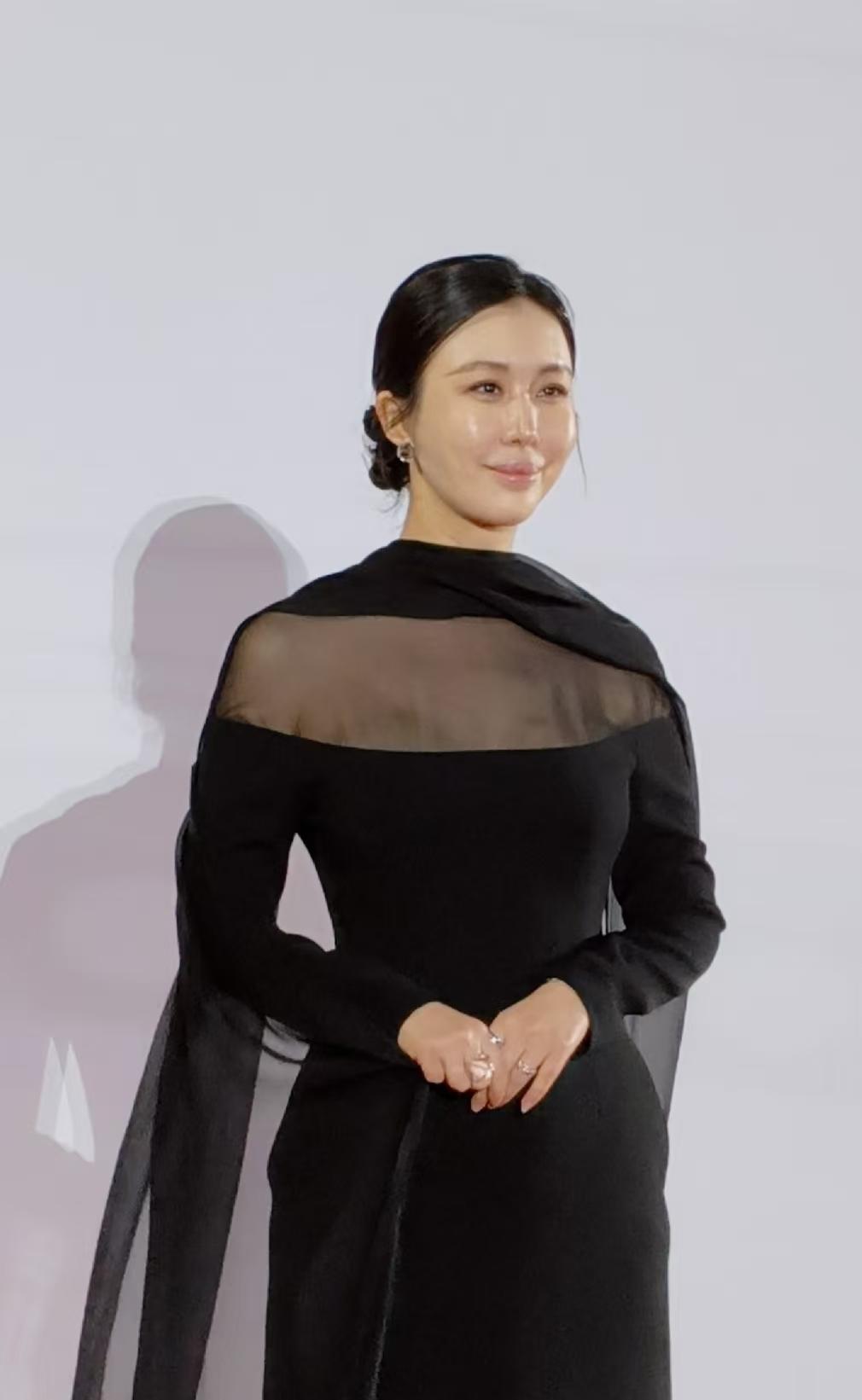 强烈建议田朴珺，医美恢复期就不要参加活动了吧？这一眼看过去高耸饱满的苹果肌