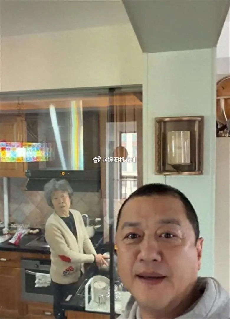 2026年3月3日元宵节，李亚鹏在社交平台分享了过节日常，晒出与老母亲拥抱的温馨