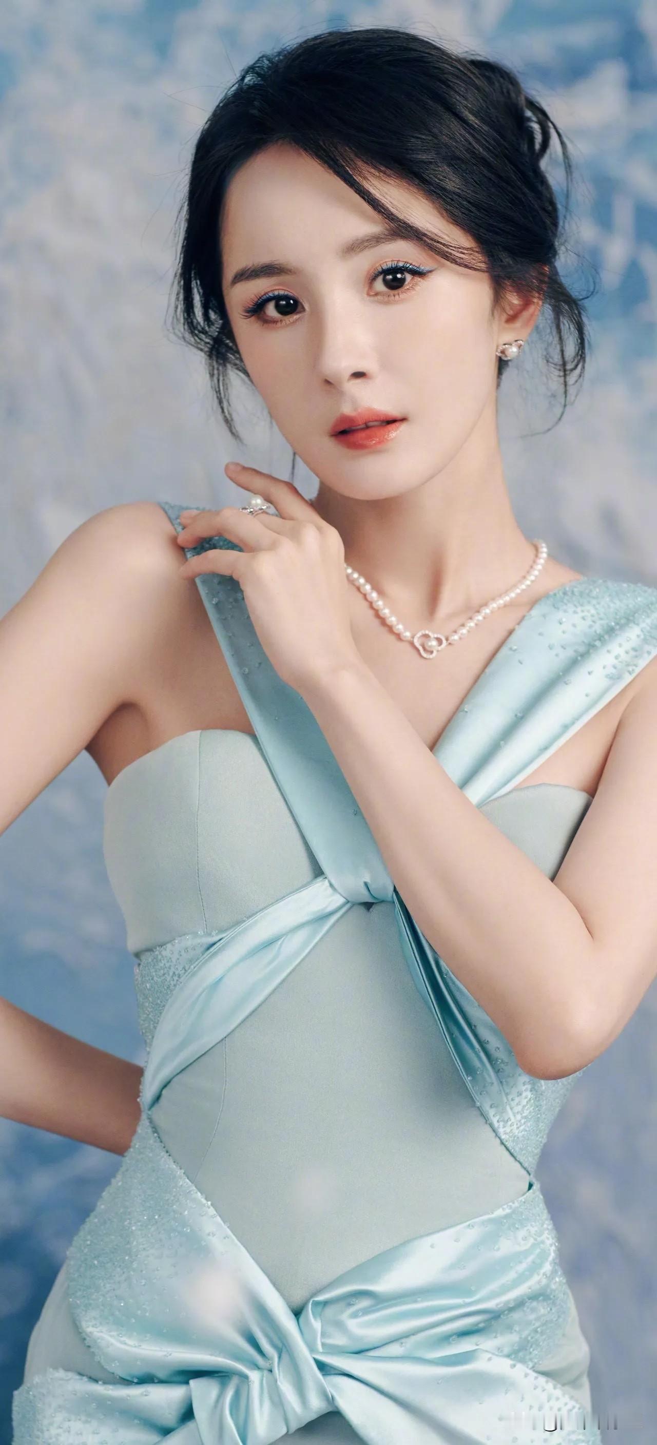 杨幂穿着身蓝色的礼服，实在是太好看了，气质非常出众！