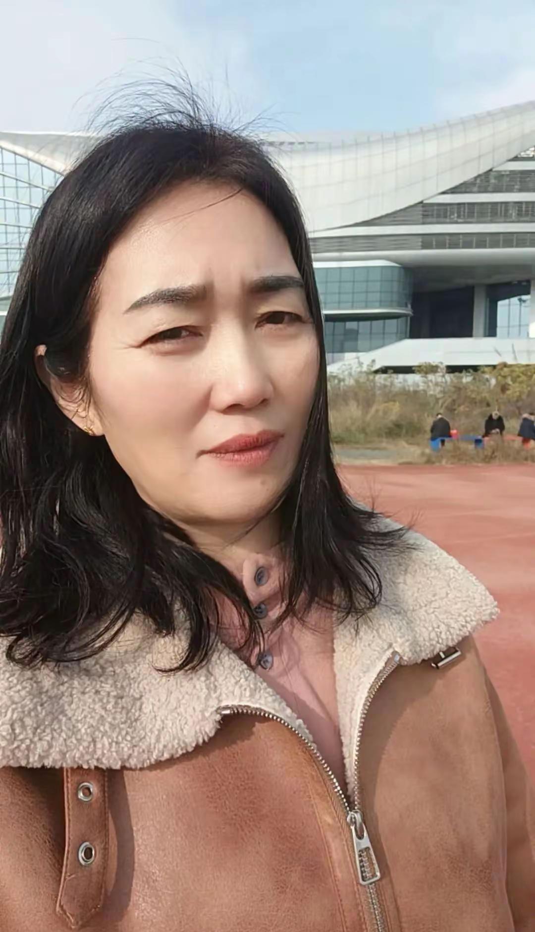 昨天听我朋友讲他爸爸过世了没有买坟地，他们是城市人口无法安葬农村，他爸爸的意愿是