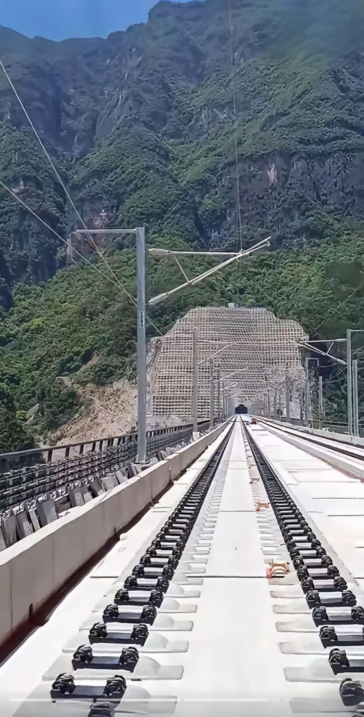 宜昌人怎么也没有想到，藏在大山深处的兴山县，居然在宜昌第一个通高铁。现在连接宜昌