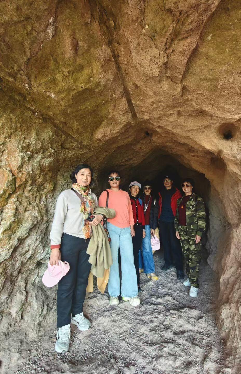 活到我这个岁数，天天围着孙子转，起早贪黑、洗衣做饭、抱娃哄睡，累得腰都直不起来，