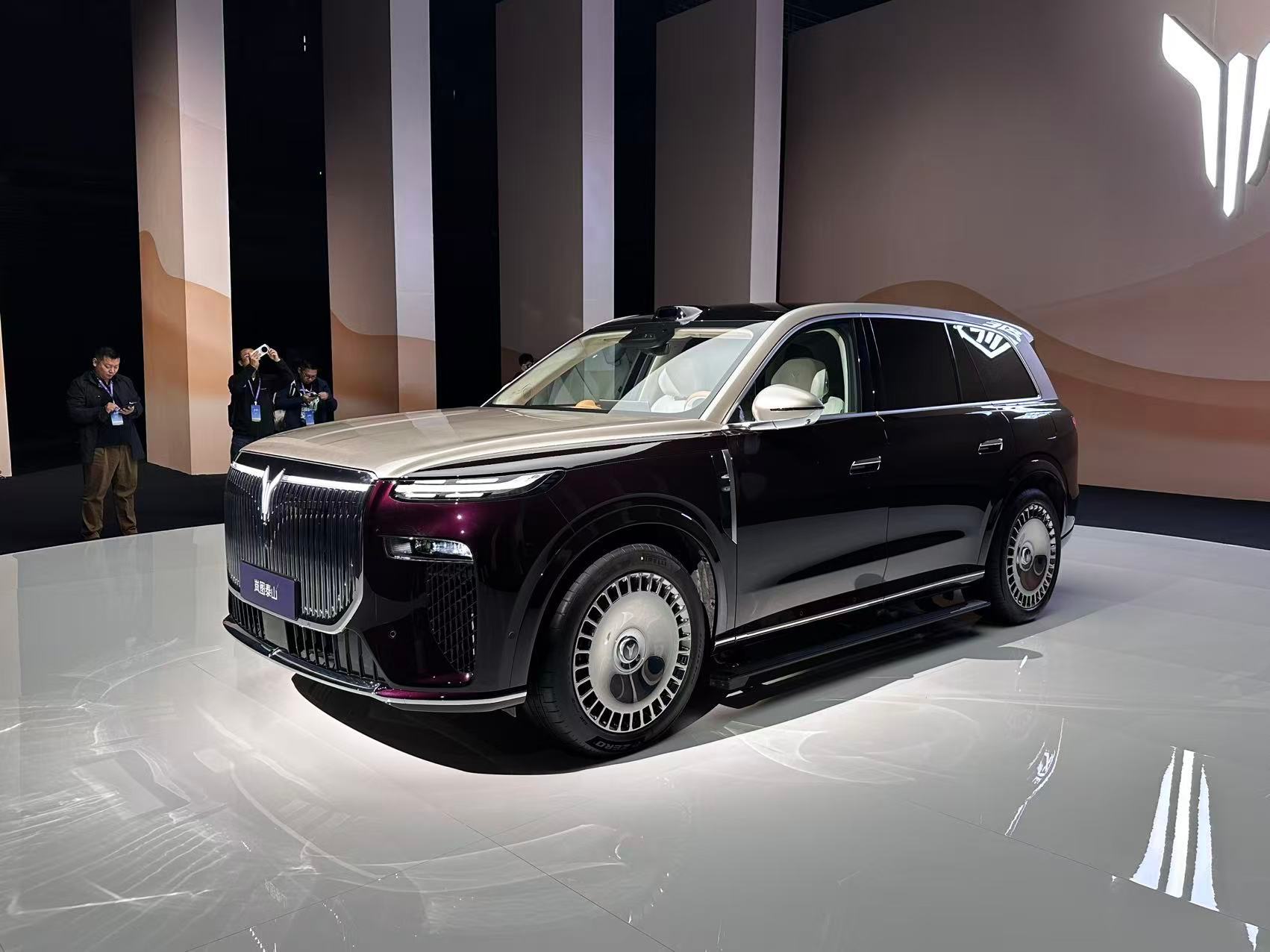 打造自家旗舰六座SUV，对标9系，名为岚图泰山外观顶奢那味道，有MPV式的前脸设