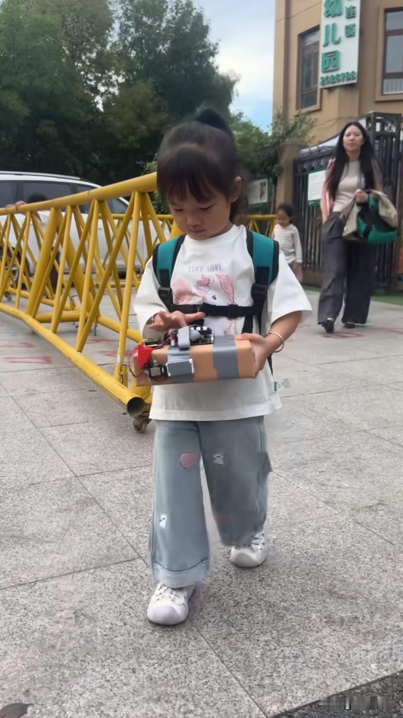 孩子说，看你给老师准备的礼物，老师都不要。​​​
