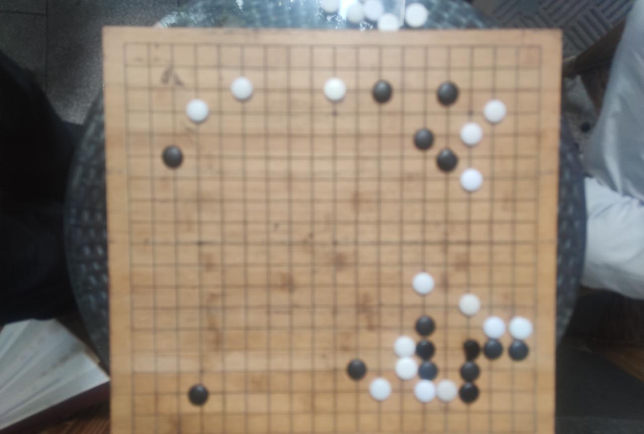 草根围棋，请您诊断。黑先。双方形势如何？黑棋如何消白方的模样？黑方如何走
