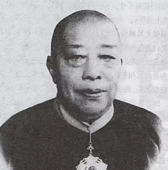 1922年,54岁的黄金荣如愿迎娶24岁的露兰春。新婚夜,黄金荣迫不及待地想要洞