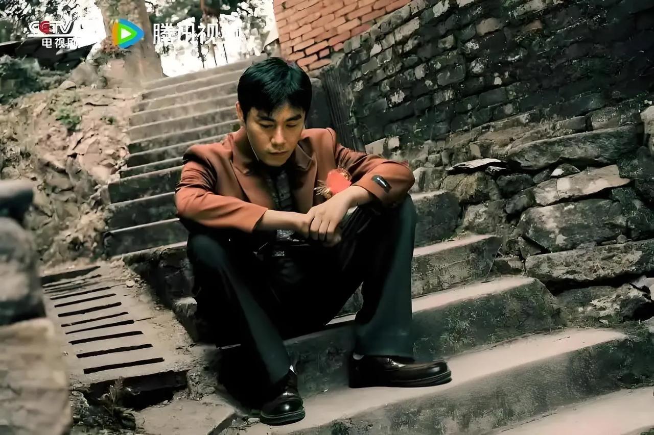 秦昊在《扫毒风暴》中演技堪称炸裂！他将表面正义、内心复杂的局长演绎得入木三分。微