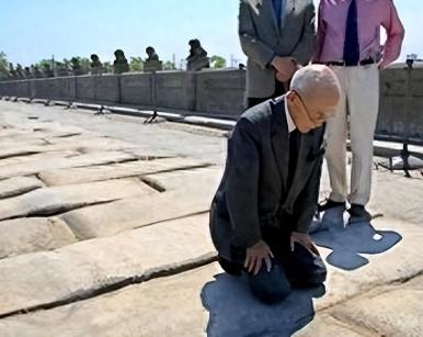 一位日军老兵到黑龙江，指着脚下的地面说：下面有一百多个弹药库那时候，日本人的野