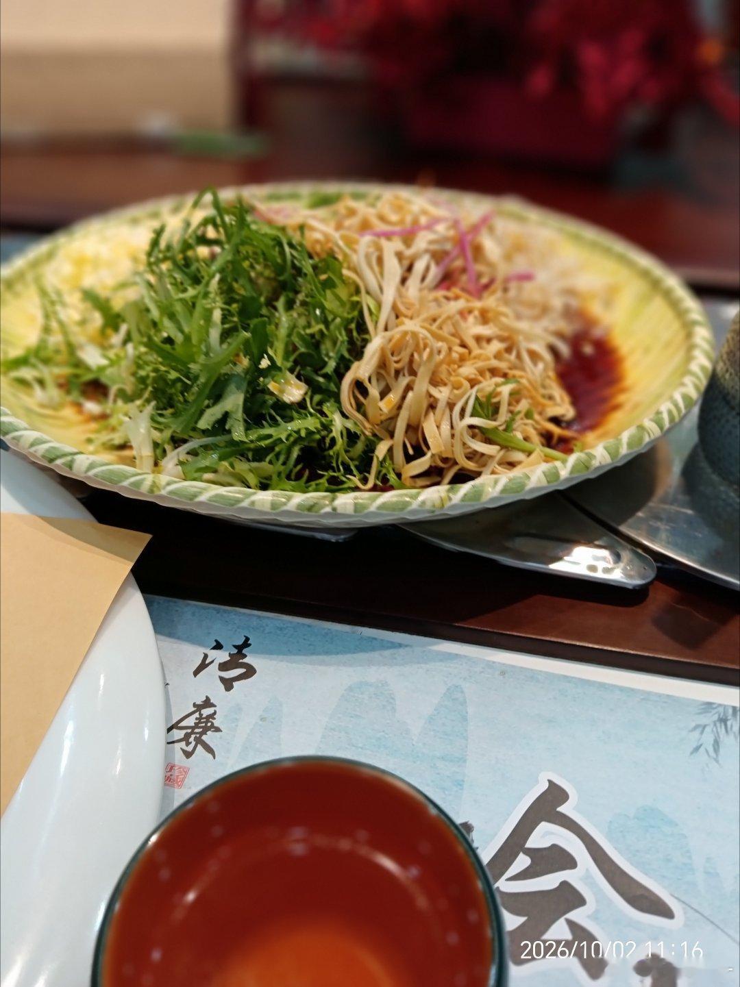 今天就俩菜但都特别好吃一个干炸土豆丝，一个大拌凉菜！​​​