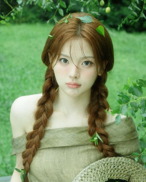 #杨超越才发现照片里的虫子#最美“村花”，火箭少女三巨头的杨超越发布“狗尾巴草