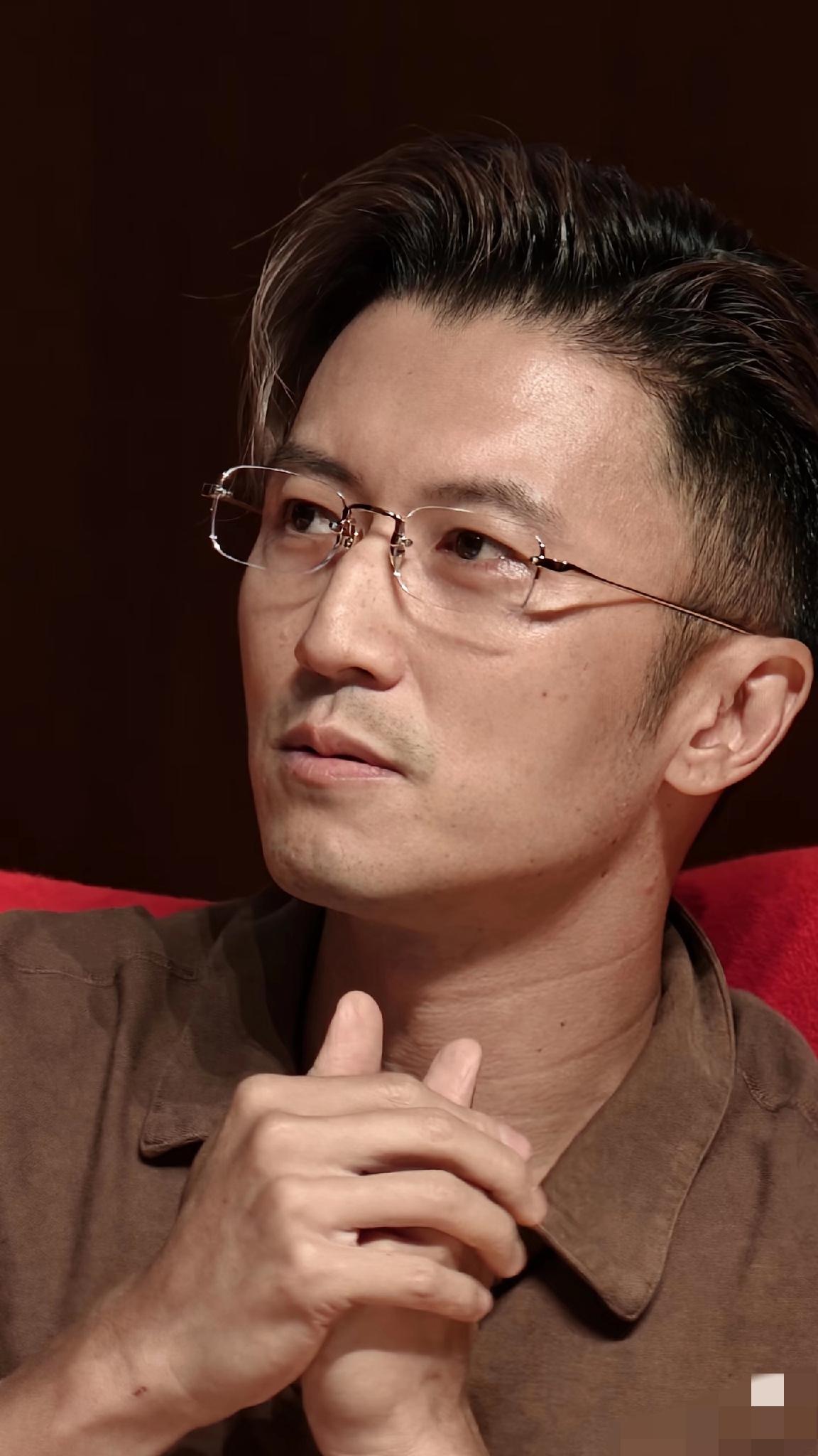 4月2日，谢霆锋港大纯素颜对脸拍，感觉他有白头发了，脸上有好多小斑点，脖子里面还