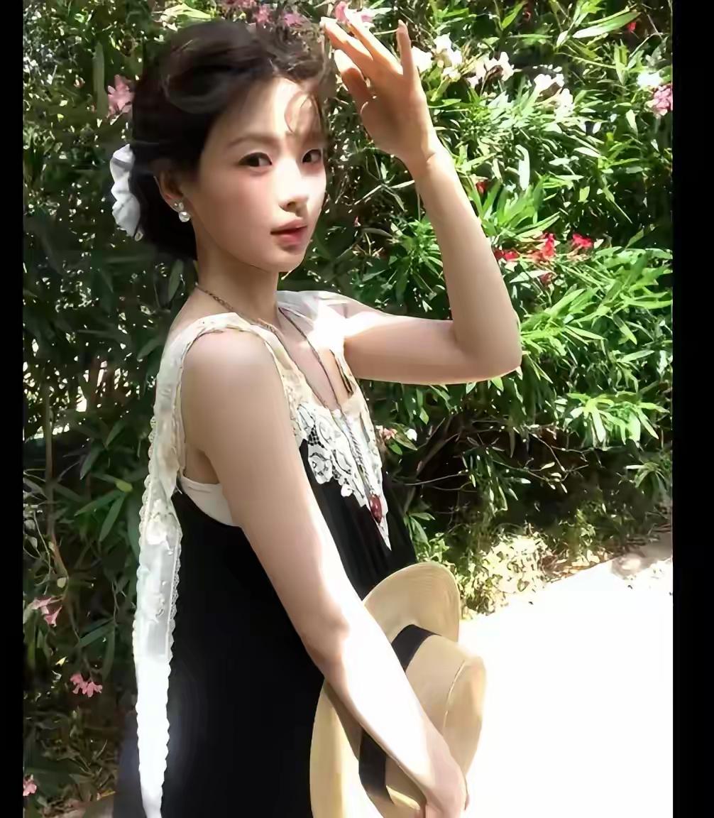主持人问杨超越：“你现在这么有成就，回头去看，你觉得读书重要吗？”杨超越几