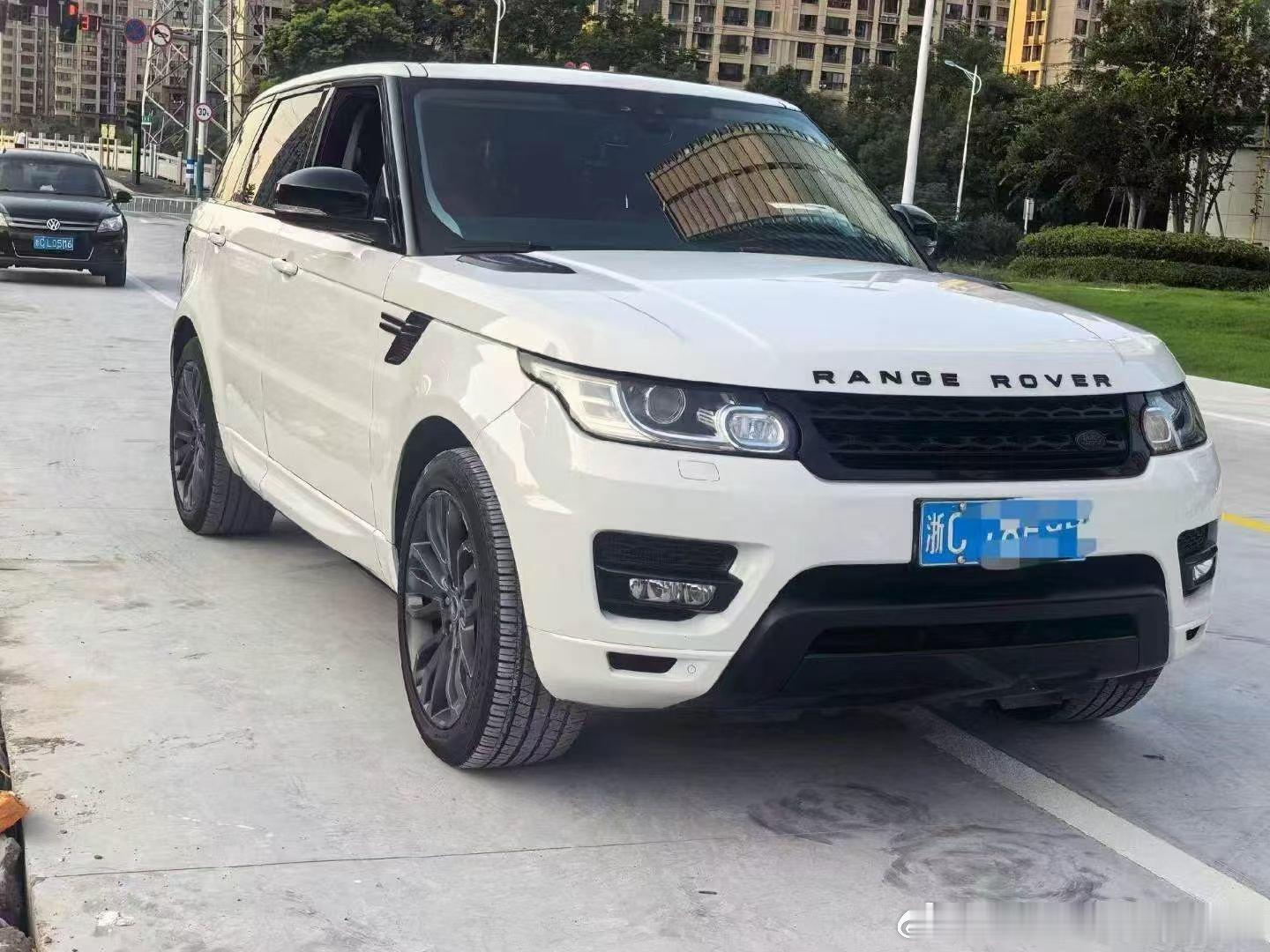 路虎揽胜运动版新车109.8万2017年上牌。车况精品一手车实表10万公里现在便宜首付5万开走​