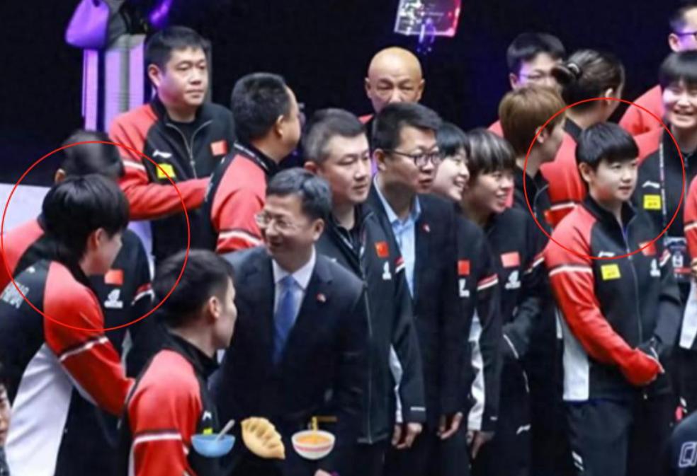 美国大满贯合影站位，莎头组合靠边站，C位惹关注，真实地位暴露 美国大满贯赛