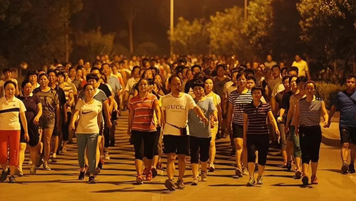 中美暴走团，各有所短，各有所长：中国暴走团人数更多，步伐整齐，他们的口号是：走
