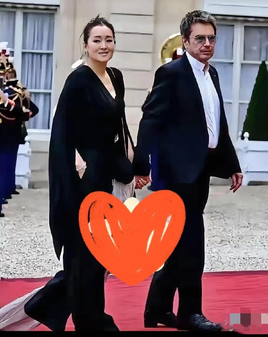 马克龙访华，巩俐夫妇又跟来了！和上次访华相比，关于他们的报道少了很多。可能网