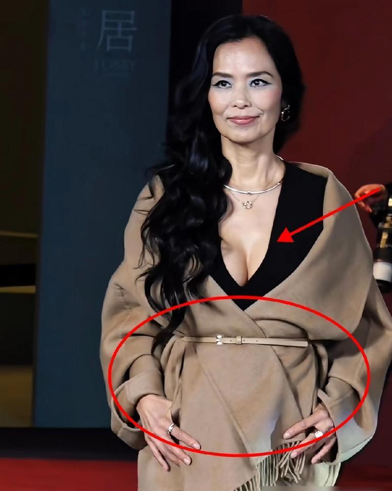 她整个脊柱都断了，差点死在泰国山里。不是车祸，是48岁那年查出的强直性脊柱炎。