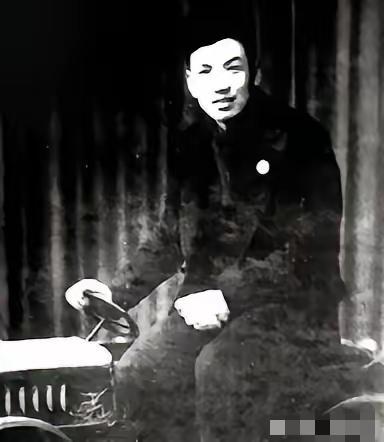 1947年，地下党员汪戈被捕，中统正要用刑，李茂堂却推门进来，先对汪戈使了一个眼