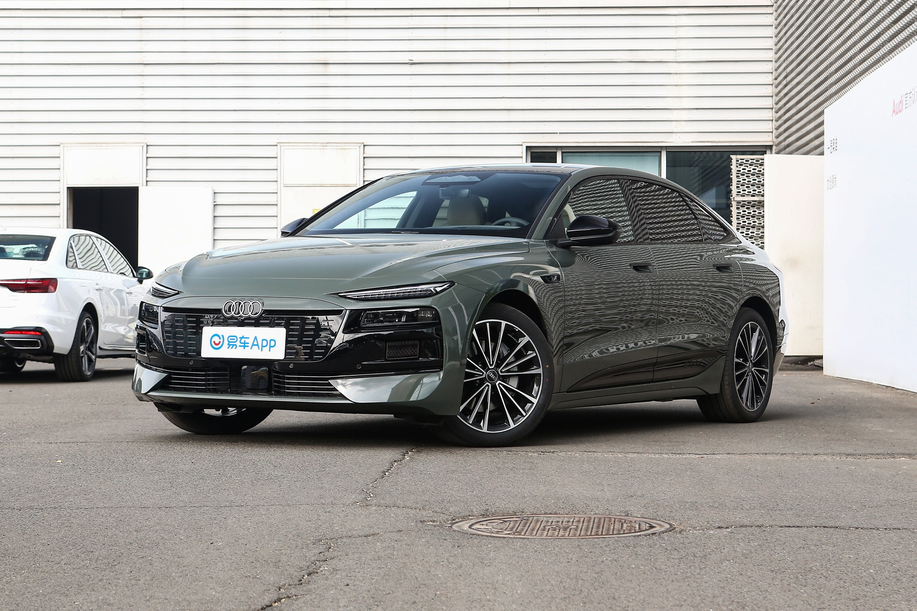 奥迪A6官车这tag也算是砸了吧，怎么长跟个A5似的，这玩意儿开回山