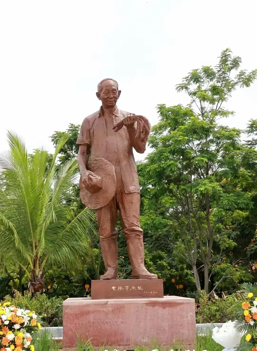 网上好多人都搞错了，立在长沙杂交水稻研究中心那尊袁隆平铜像，压根就不是田世信的作