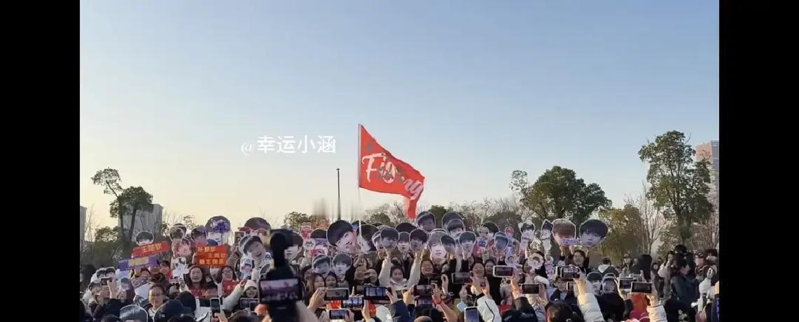 莎莎不在场，票照样卖光深大俱乐部3比1夺冠那天，看台上一片黄色海洋，举的都