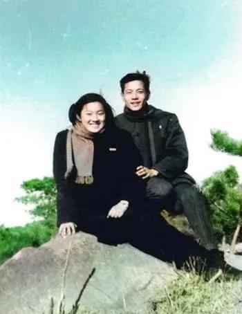 洪晃的爸妈又有才又有貌，才貌双全得令人羡慕。一个是大学教授，一个是鼎鼎有名的外交