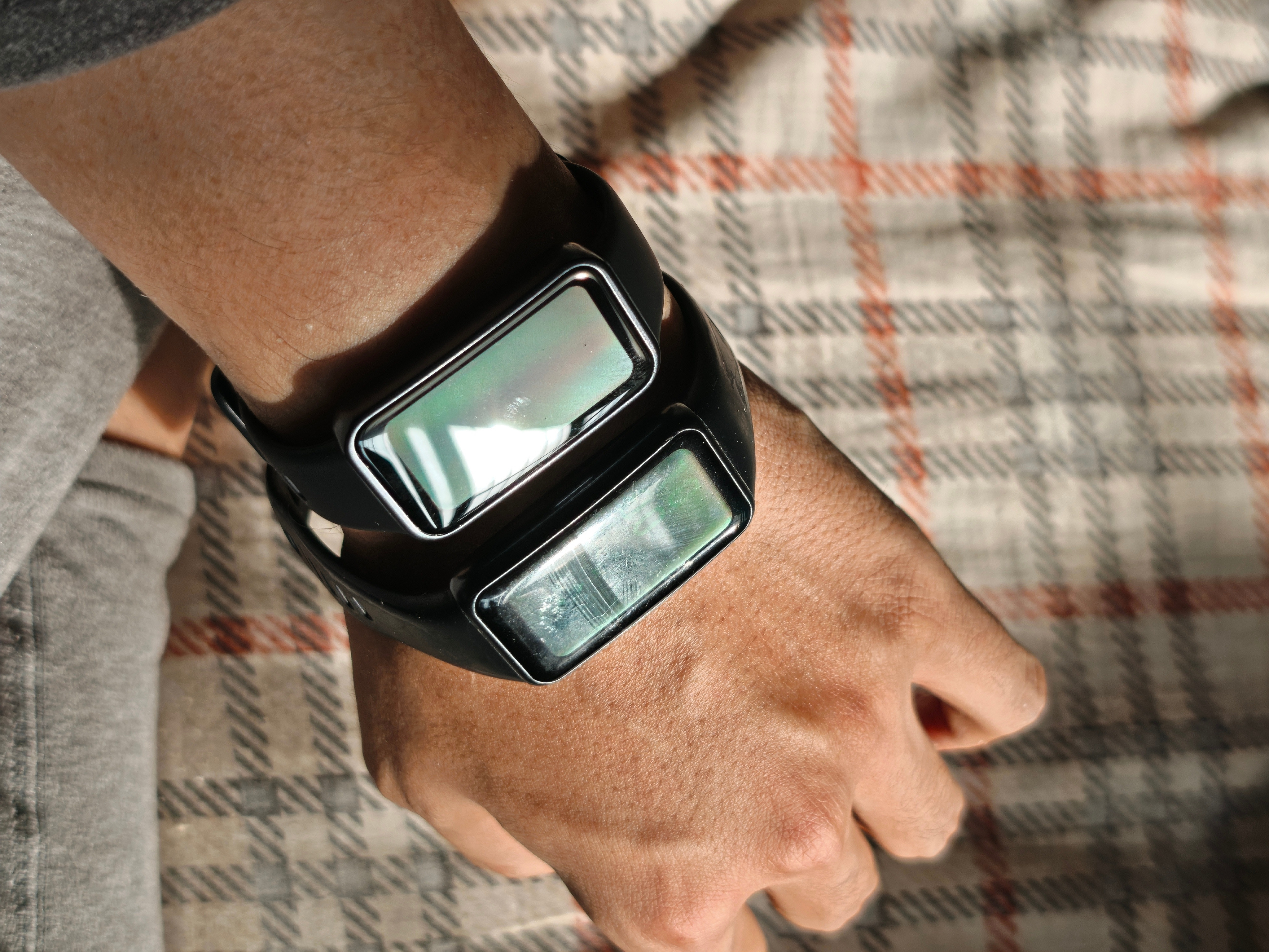 开了个某东二手的95新华为手环10。尺寸其实更小巧了，功能多了情绪健康和早博筛查