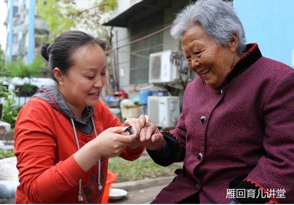 爸爸姓“孔”, 妻子生下龙凤胎, 给孩子取的名字, 人们见了都说“真霸气”
