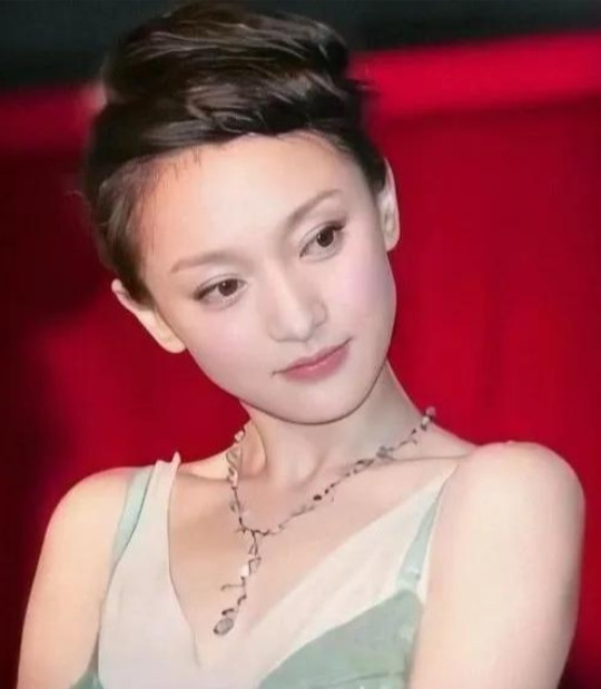 2014年，周迅跟高圣远闪婚。婚后不久，高圣远就问周迅借300万开公司，没想到周