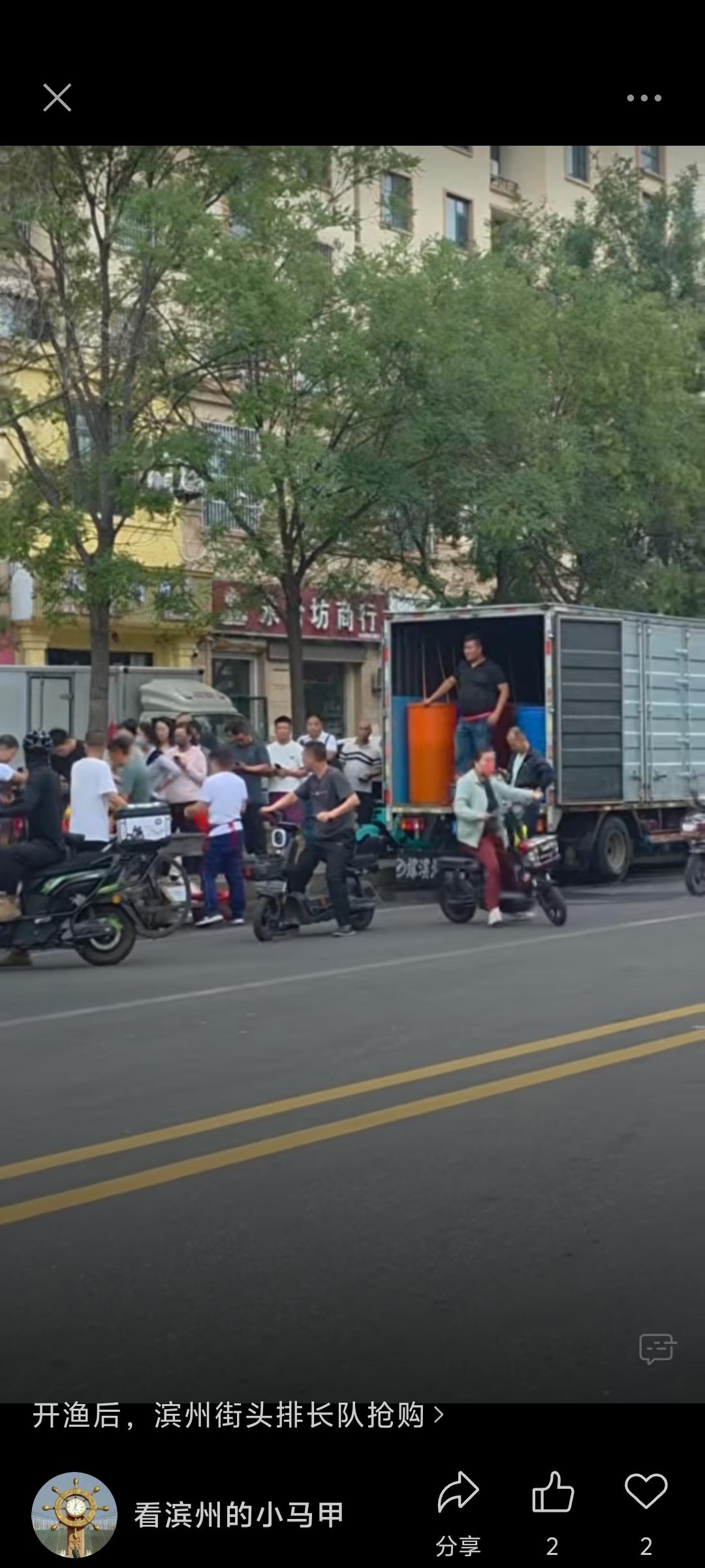 开渔后，滨州街头排长队抢购近日，山东省滨州街头出现排长队买海鲜的场景，一些店