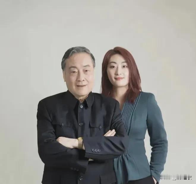 三姐一直想收购其他股份，想完全掌控哇哈哈，而大小姐动了信托基金的钱导致三姐被动，