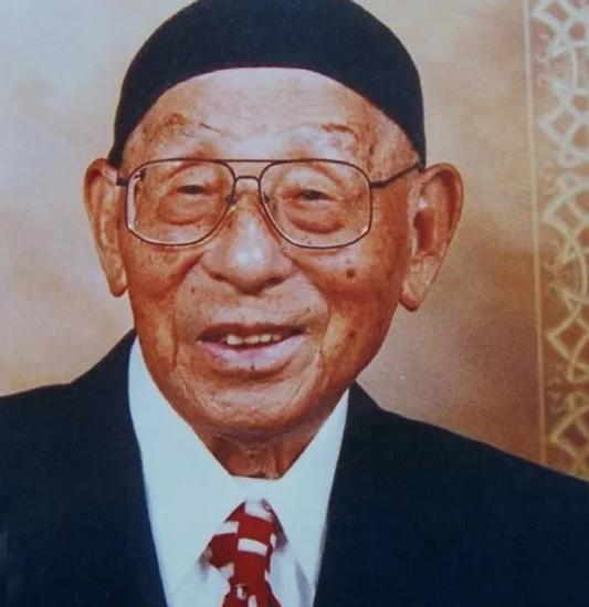 2001年，101岁的张学良病逝于美国檀香山。当张学良的儿子清点父亲的遗产时，发