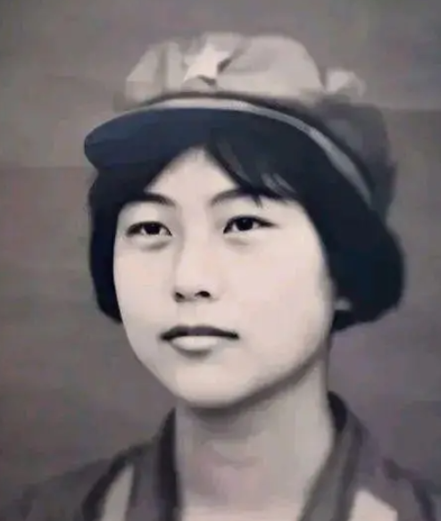 1982年，女飞行员刘晓莲在驾驶飞机爬升至700米时，突然被一架歼击机撞击，伴随