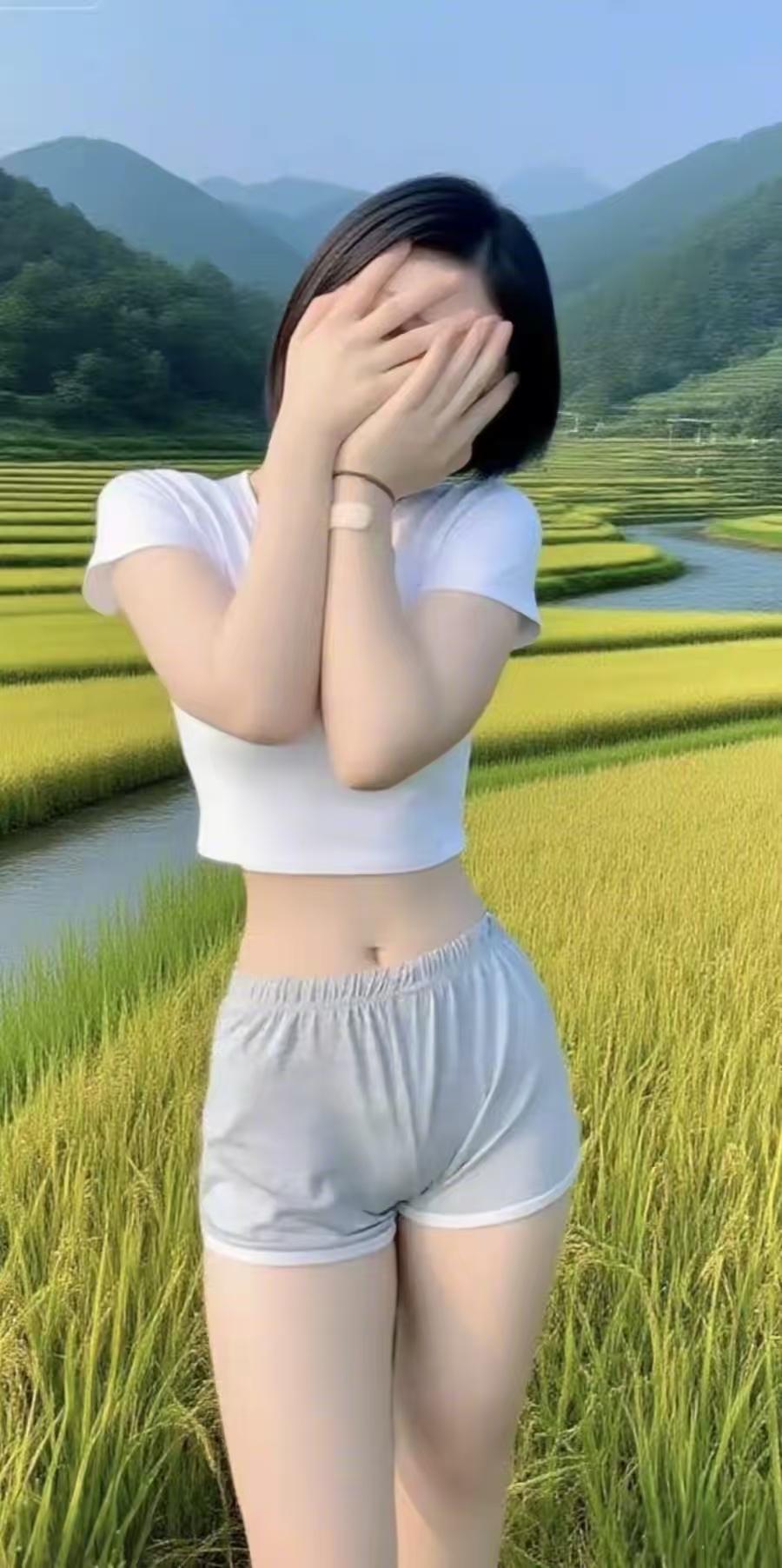 打油诗•羞涩少女青云/随赋赶到田野来帮锄，却遇色男盯视久；姑娘本是羞涩女