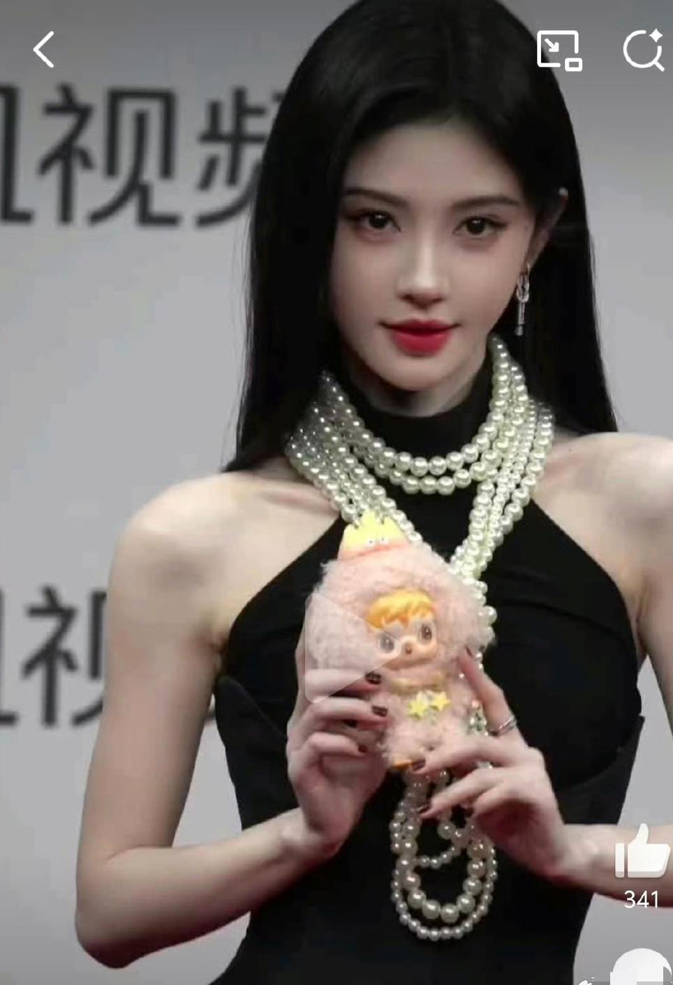 我觉得这姑娘对自己挺狠的先天条件在娱乐圈属于“素人”水平，还能一步步混成“女顶