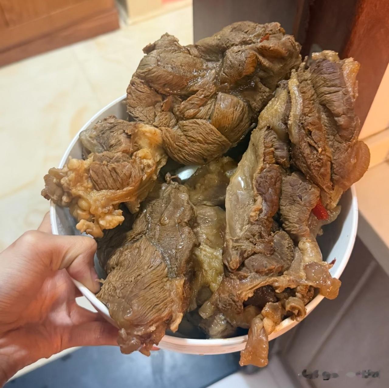 这是我第一次卤牛肉，卤牛腱子肉，友友们，你们觉得有食欲吗？我尝了一下还是很