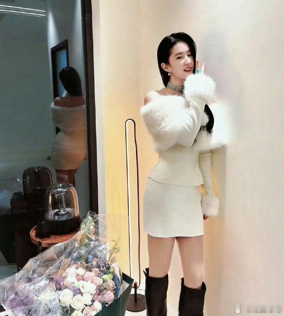 刘亦菲你要注意，背面的镜子给你反光了。